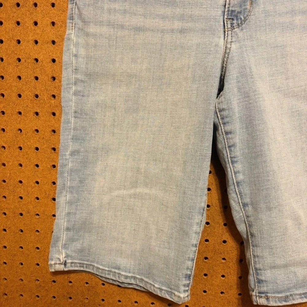 Levi's Classic Bermuda Shorts 29 Light Blue Denim Stretch Mid Rise Jean Shorts